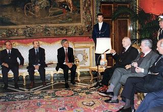 Guido Columba, presidente dell'Unione nazionale cronisti italiani, i vincitori e gli organizzatori del Premio Cronista 1997