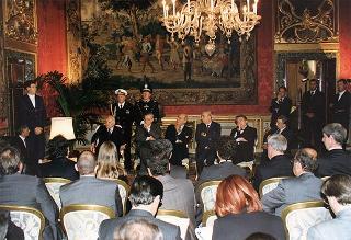 Guido Columba, presidente dell'Unione nazionale cronisti italiani, i vincitori e gli organizzatori del Premio Cronista 1997