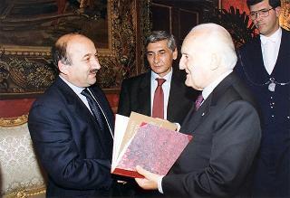 Guido Columba, presidente dell'Unione nazionale cronisti italiani, i vincitori e gli organizzatori del Premio Cronista 1997