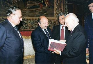 Guido Columba, presidente dell'Unione nazionale cronisti italiani, i vincitori e gli organizzatori del Premio Cronista 1997