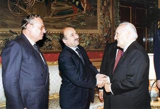 Guido Columba, presidente dell'Unione nazionale cronisti italiani, i vincitori e gli organizzatori del Premio Cronista 1997