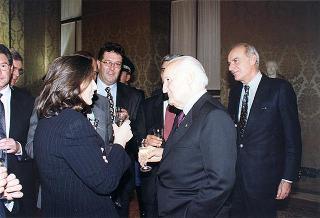 Guido Columba, presidente dell'Unione nazionale cronisti italiani, i vincitori e gli organizzatori del Premio Cronista 1997