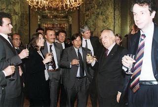 Guido Columba, presidente dell'Unione nazionale cronisti italiani, i vincitori e gli organizzatori del Premio Cronista 1997