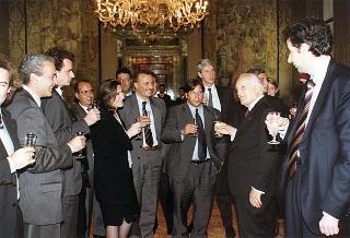 Guido Columba, presidente dell'Unione nazionale cronisti italiani, i vincitori e gli organizzatori del Premio Cronista 1997