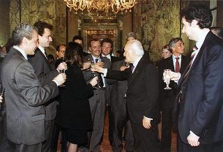 Guido Columba, presidente dell'Unione nazionale cronisti italiani, i vincitori e gli organizzatori del Premio Cronista 1997