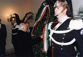 Deposizione di una corona d'alloro sulla lapide dei Caduti del Quirinale, in occasione del Giorno dell'Unità nazionale