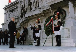 Roma, Piazza Venezia: deposizione di una corona d'alloro all'Altare della Patria, in occasione del Giorno dell'Unità nazionale