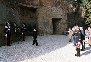 Roma, Mausoleo Ardeatino: deposizione di una corona d'alloro, in occasione del Giorno dell'Unità nazionale