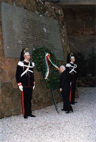 Roma, Mausoleo Ardeatino: deposizione di una corona d'alloro, in occasione del Giorno dell'Unità nazionale