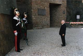 Roma, Mausoleo Ardeatino: deposizione di una corona d'alloro, in occasione del Giorno dell'Unità nazionale