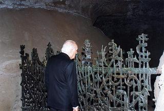Roma, Mausoleo Ardeatino: deposizione di una corona d'alloro, in occasione del Giorno dell'Unità nazionale