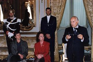 Prof.ssa Patrizia Carboni, referente regionale per il Lazio di "Libera. Associazioni, nomi e numeri contro le mafie", con Fiorella Farinelli, assessore alle politiche educative del Comune di Roma, ed i partecipanti al Corso di aggiornamento "Educare alla legalità democratica", promosso dall'Associazione