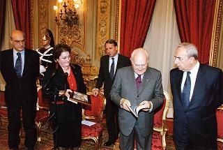 Renata Speranza, presidente dell'Associazione degli ex allievi e amici dei "Giuseppini del Murialdo", con una delegazione