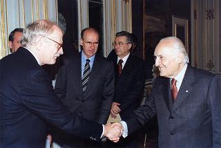Prof. Giorgio Ciucci, segretario generale dell'Accademia Nazionale di S. Luca, con alcuni esponenti dell'Accademia, e prof. Achille Perilli, vincitore del "Premio Presidente della Repubblica 1997"