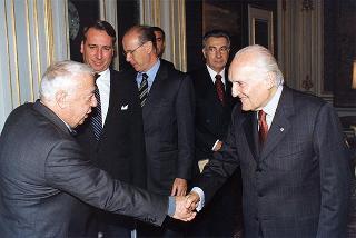Prof. Giorgio Ciucci, segretario generale dell'Accademia Nazionale di S. Luca, con alcuni esponenti dell'Accademia, e prof. Achille Perilli, vincitore del "Premio Presidente della Repubblica 1997"