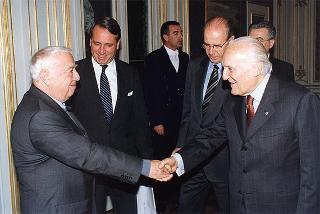 Prof. Giorgio Ciucci, segretario generale dell'Accademia Nazionale di S. Luca, con alcuni esponenti dell'Accademia, e prof. Achille Perilli, vincitore del "Premio Presidente della Repubblica 1997"