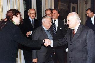 Prof. Giorgio Ciucci, segretario generale dell'Accademia Nazionale di S. Luca, con alcuni esponenti dell'Accademia, e prof. Achille Perilli, vincitore del "Premio Presidente della Repubblica 1997"