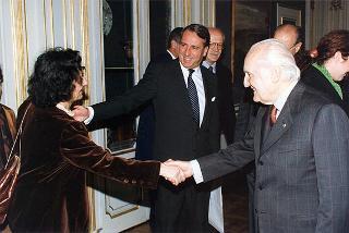 Prof. Giorgio Ciucci, segretario generale dell'Accademia Nazionale di S. Luca, con alcuni esponenti dell'Accademia, e prof. Achille Perilli, vincitore del "Premio Presidente della Repubblica 1997"
