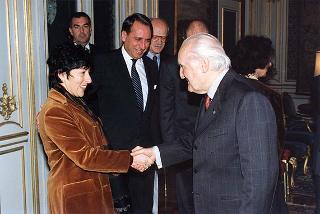 Prof. Giorgio Ciucci, segretario generale dell'Accademia Nazionale di S. Luca, con alcuni esponenti dell'Accademia, e prof. Achille Perilli, vincitore del "Premio Presidente della Repubblica 1997"