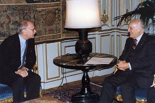 Prof. Giorgio Ciucci, segretario generale dell'Accademia Nazionale di S. Luca, con alcuni esponenti dell'Accademia, e prof. Achille Perilli, vincitore del "Premio Presidente della Repubblica 1997"