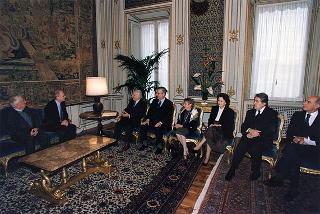 Prof. Giorgio Ciucci, segretario generale dell'Accademia Nazionale di S. Luca, con alcuni esponenti dell'Accademia, e prof. Achille Perilli, vincitore del "Premio Presidente della Repubblica 1997"