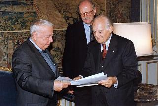 Prof. Giorgio Ciucci, segretario generale dell'Accademia Nazionale di S. Luca, con alcuni esponenti dell'Accademia, e prof. Achille Perilli, vincitore del "Premio Presidente della Repubblica 1997"