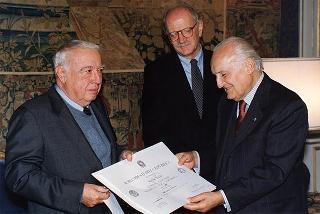 Prof. Giorgio Ciucci, segretario generale dell'Accademia Nazionale di S. Luca, con alcuni esponenti dell'Accademia, e prof. Achille Perilli, vincitore del "Premio Presidente della Repubblica 1997"
