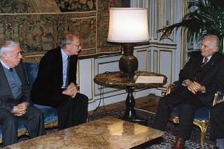 Prof. Giorgio Ciucci, segretario generale dell'Accademia Nazionale di S. Luca, con alcuni esponenti dell'Accademia, e prof. Achille Perilli, vincitore del "Premio Presidente della Repubblica 1997"