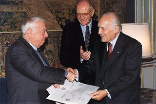 Prof. Giorgio Ciucci, segretario generale dell'Accademia Nazionale di S. Luca, con alcuni esponenti dell'Accademia, e prof. Achille Perilli, vincitore del "Premio Presidente della Repubblica 1997"