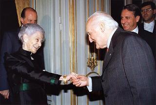 Prof.ssa Rita Levi Montalcini, presidente dell'Istituto dell'Enciclopedia italiana, con alcuni componenti dell'Istituto, per presentare l'edizione in facsimile della Bibbia di Borso d'Este