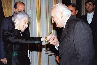 Prof.ssa Rita Levi Montalcini, presidente dell'Istituto dell'Enciclopedia italiana, con alcuni componenti dell'Istituto, per presentare l'edizione in facsimile della Bibbia di Borso d'Este