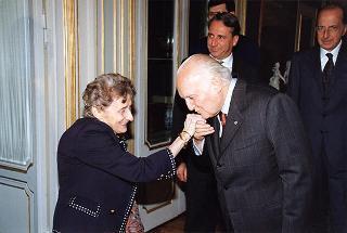 Prof.ssa Rita Levi Montalcini, presidente dell'Istituto dell'Enciclopedia italiana, con alcuni componenti dell'Istituto, per presentare l'edizione in facsimile della Bibbia di Borso d'Este