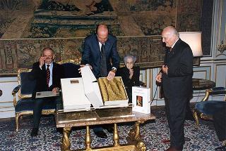 Prof.ssa Rita Levi Montalcini, presidente dell'Istituto dell'Enciclopedia italiana, con alcuni componenti dell'Istituto, per presentare l'edizione in facsimile della Bibbia di Borso d'Este