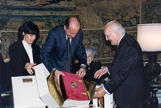 Prof.ssa Rita Levi Montalcini, presidente dell'Istituto dell'Enciclopedia italiana, con alcuni componenti dell'Istituto, per presentare l'edizione in facsimile della Bibbia di Borso d'Este