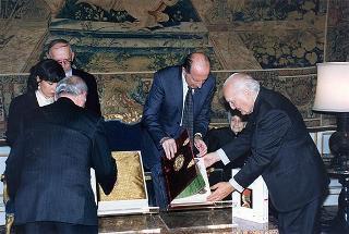 Prof.ssa Rita Levi Montalcini, presidente dell'Istituto dell'Enciclopedia italiana, con alcuni componenti dell'Istituto, per presentare l'edizione in facsimile della Bibbia di Borso d'Este