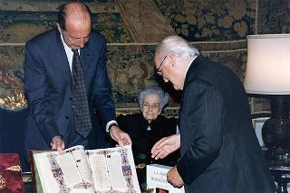 Prof.ssa Rita Levi Montalcini, presidente dell'Istituto dell'Enciclopedia italiana, con alcuni componenti dell'Istituto, per presentare l'edizione in facsimile della Bibbia di Borso d'Este