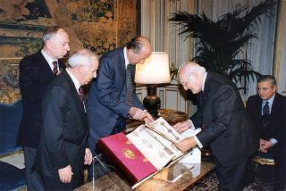 Prof.ssa Rita Levi Montalcini, presidente dell'Istituto dell'Enciclopedia italiana, con alcuni componenti dell'Istituto, per presentare l'edizione in facsimile della Bibbia di Borso d'Este