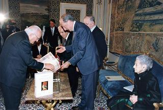 Prof.ssa Rita Levi Montalcini, presidente dell'Istituto dell'Enciclopedia italiana, con alcuni componenti dell'Istituto, per presentare l'edizione in facsimile della Bibbia di Borso d'Este