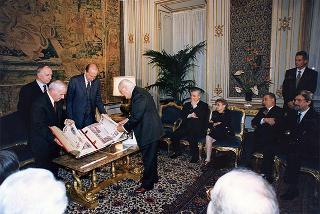 Prof.ssa Rita Levi Montalcini, presidente dell'Istituto dell'Enciclopedia italiana, con alcuni componenti dell'Istituto, per presentare l'edizione in facsimile della Bibbia di Borso d'Este