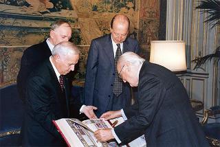 Prof.ssa Rita Levi Montalcini, presidente dell'Istituto dell'Enciclopedia italiana, con alcuni componenti dell'Istituto, per presentare l'edizione in facsimile della Bibbia di Borso d'Este