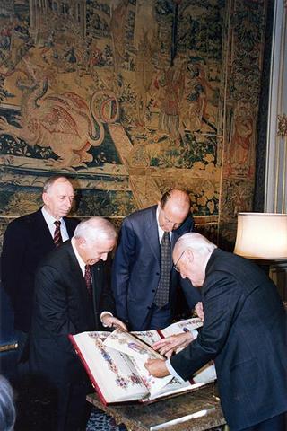 Prof.ssa Rita Levi Montalcini, presidente dell'Istituto dell'Enciclopedia italiana, con alcuni componenti dell'Istituto, per presentare l'edizione in facsimile della Bibbia di Borso d'Este