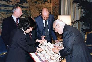 Prof.ssa Rita Levi Montalcini, presidente dell'Istituto dell'Enciclopedia italiana, con alcuni componenti dell'Istituto, per presentare l'edizione in facsimile della Bibbia di Borso d'Este