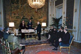 Prof.ssa Rita Levi Montalcini, presidente dell'Istituto dell'Enciclopedia italiana, con alcuni componenti dell'Istituto, per presentare l'edizione in facsimile della Bibbia di Borso d'Este