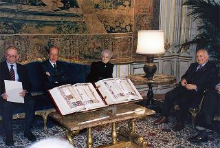 Prof.ssa Rita Levi Montalcini, presidente dell'Istituto dell'Enciclopedia italiana, con alcuni componenti dell'Istituto, per presentare l'edizione in facsimile della Bibbia di Borso d'Este