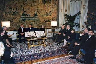 Prof.ssa Rita Levi Montalcini, presidente dell'Istituto dell'Enciclopedia italiana, con alcuni componenti dell'Istituto, per presentare l'edizione in facsimile della Bibbia di Borso d'Este