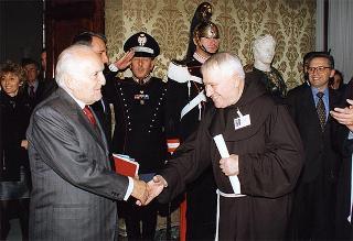 Padre Berardo Rossi, direttore dell'Antoniano, con una delegazione di partecipanti alla 40^ edizione dello "Zecchino d'oro"