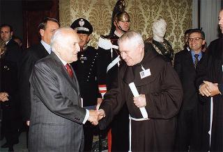 Padre Berardo Rossi, direttore dell'Antoniano, con una delegazione di partecipanti alla 40^ edizione dello "Zecchino d'oro"