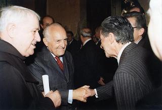 Padre Berardo Rossi, direttore dell'Antoniano, con una delegazione di partecipanti alla 40^ edizione dello "Zecchino d'oro"