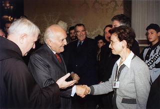 Padre Berardo Rossi, direttore dell'Antoniano, con una delegazione di partecipanti alla 40^ edizione dello "Zecchino d'oro"