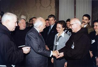 Padre Berardo Rossi, direttore dell'Antoniano, con una delegazione di partecipanti alla 40^ edizione dello "Zecchino d'oro"